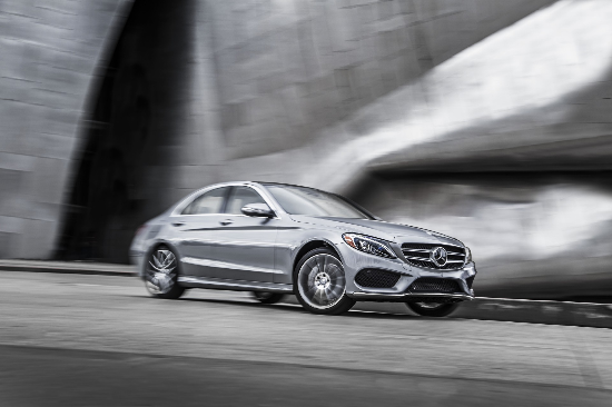 Mercedes-Benz C-Class 2015: Xe có chiều dài tổng thể lớn hơn 3,7 inch, chiều dài cơ sở lớn hơn 3,0 inch, chiều rộng lớn hơn 1,6 inch và có diện tích cabin rộng hơn. Xe sở hữu diện mạo thanh lịch với các đường cong, thẳng được thiết kế cân đối và mui xe được chạm khắc họa tiết tinh tế.
