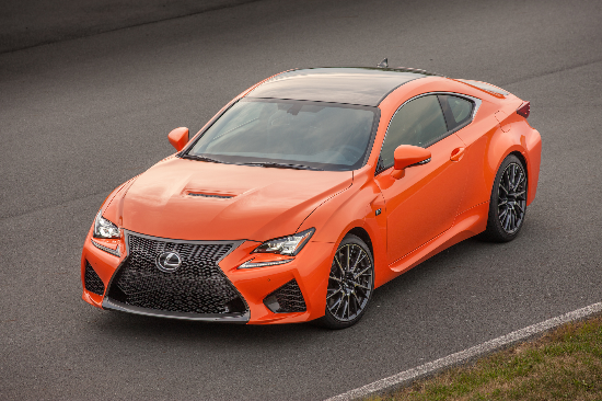 Lexus RC F 2015: Điểm đặc biệt đầu tiên thu hút sự chú ý của người dùng đó chính là vẻ ngoại hình của xe. Hệ thống lưới tản nhiệt Lexus phía trước và trung tâm của RC F kiểu mới thuộc hàng cỡ lớn. Nhìn gần, những tấm lưới tản nhiệt như thể một làn sóng được xếp từ nhiều chữ F.