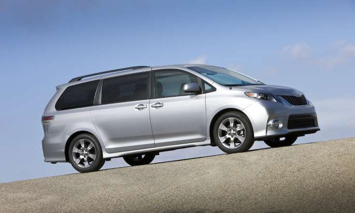 Toyota Sienna thuộc phân khúc xe Minivan. Mẫu xe này ghi điểm nhờ một hệ thống truyền động tuyệt vời, hệ thống phanh hiện đại, dễ điều chỉnh. Đặc biệt, thiết kế bánh xe mới xóa tan nỗi lo khi vận hành trên địa hình tuyết phủ.