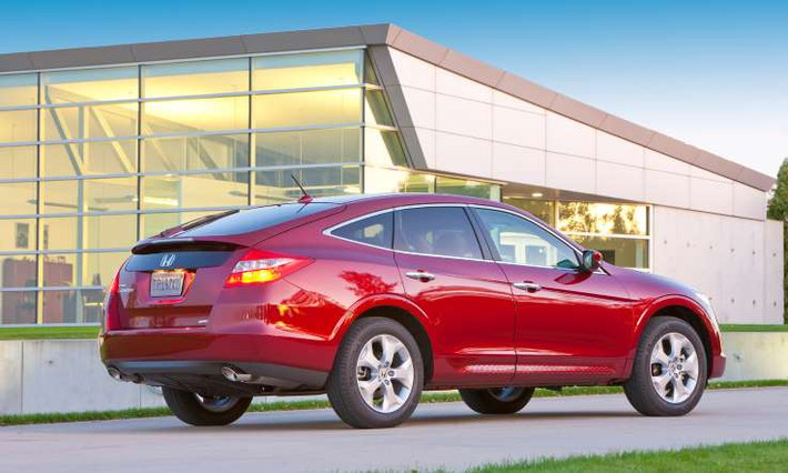 Năm 2011, Honda Crosstour là vua của các loại xe phân khúc CUV hạng trung. Chiến thắng của Crosstour là nhờ vào đánh giá hoàn hảo trong danh mục xe đáng tin cậy. Trên thực tế, Crosstour được ca ngợi nhờ không gian vận chuyển rộng rãi, sự thoải mái, tiện lợi khi vận hành và xử lý.