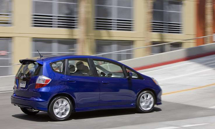 Honda Fit được coi là sự lựa chọn tuyệt vời trên phố với mức độ tiết kiệm nhiên liệu đáng kể, không gian cabin rộng và nội thất sang trọng cùng với mức giá hợp lý 15.525 USD.