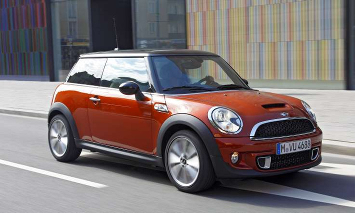 2011 MINI Cooper thuộc phân khúc xe thể thao nhỏ gọn. Mặc dù tiêu chuẩn nội thất chưa thực sự được đề cao, nhưng động cơ và hệ thống treo của MINI Cooper thực sự chất lượng, mang đến cảm giác êm ái, an toàn khi vận hành trên đường.