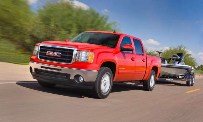 GMC Sierra 1500 là mẫu bán tải lớn đầu tiên được xếp hạng 5 sao về độ an toàn từ Cơ quan An toàn Giao thông Quốc gia Mỹ. Những tính năng và đặc điểm được đánh giá cao nhất của xe gồm có khung gầm liền khối và tính năng an toàn như rung ghế để cảnh báo khi sắp xảy ra va chạm và hệ thống kiểm soát độ lăng của thùng xe.