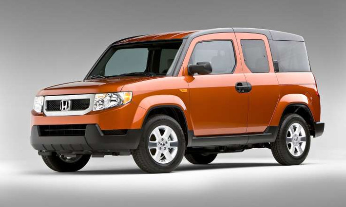 Honda Element không chỉ thu hút được giới trẻ, nó còn được một số lượng không nhỏ các khách hàng trung niên ưa thích. Họ tìm đến với Element bởi dáng vẻ ‘’đẹp lạ’’ với không gian nội thất bên trong rộng rãi thoải mái và khả năng trình diễn không đến nỗi tệ.