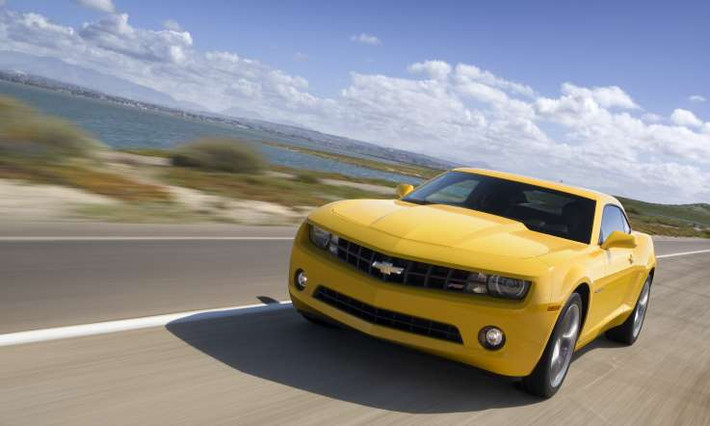 Chevrolet Camaro với thiết kế ấn tượng, khả năng vận hành và truyền thống lâu đời, được đánh giá cao về độ tin cậy trên đường.