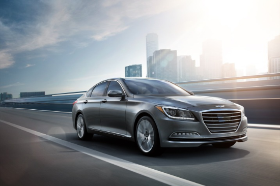 Hyundai Genesis Sedan 2015: Xe được trang bị hệ thống truyền động đến các trục bánh, hệ thống điều khiển cao cấp thích hợp với điều kiện thời tiết ẩm ướt. Động cơ V6 và hộp số tự động 8 cấp là những điểm cộng sáng giá của dòng xe này.