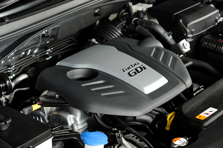 Sonata 2015 sở hữu động cơ tăng áp 4 xi-lanh dung tích 2.4L, cho công suất 185 mã lực.