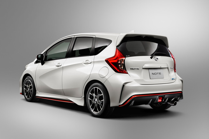 Note Nismo được trang bị hệ thống bánh xe 16 inch, lốp 195/55, trong khi Note Nismo S có bộ mâm lớn hơn 17 inch, lốp xe Potenza Bridgeston S007s kích cỡ 205/45.