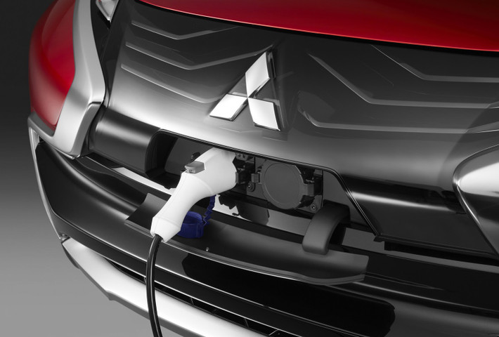 Ổ sạc nhiên liệu Outlander PHEV gắn ở mui phía trước, tiện lợi khi sạc nhiên liệu.