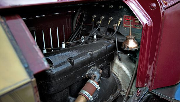 Xe được trang bị động cơ 4 kỳ 2.9L, cho công suất 22 mã lực và đạt tốc độ tối đa 72 km/h.