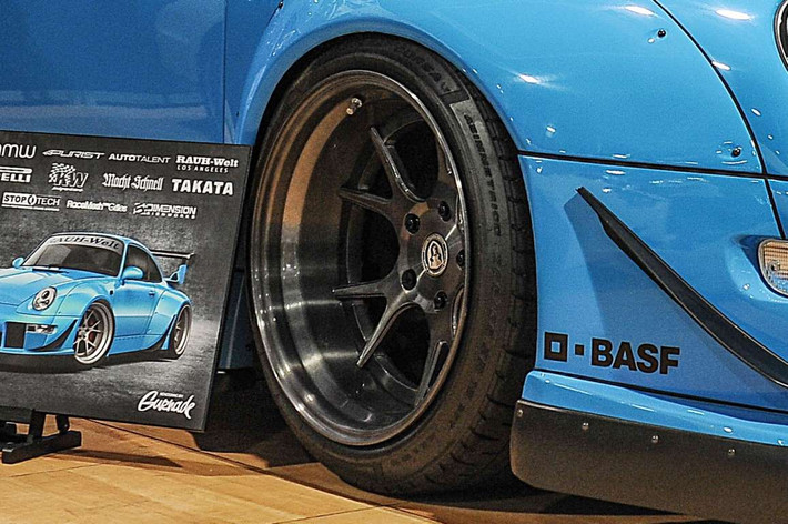 6. Mẫu Rauh - Welt Begriff Porsche 911. Mẫu RWB - 911 này thu hút rất nhiều sự chú ý tại SEMA năm nay. Lý do cực kỳ đơn giản, bộ phận cản sốc được thiết kế cực kỳ bắt mắt, bánh xe tông đen chủ đạo của hãng iForged tạo nên sự tương phản hoàn hảo với tông màu xanh của thân xe.