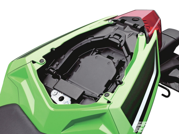 Cốp xe được thiết kế lại, gọn và tiết kiệm không gian hơn khá nhiều so với Ninja 300.