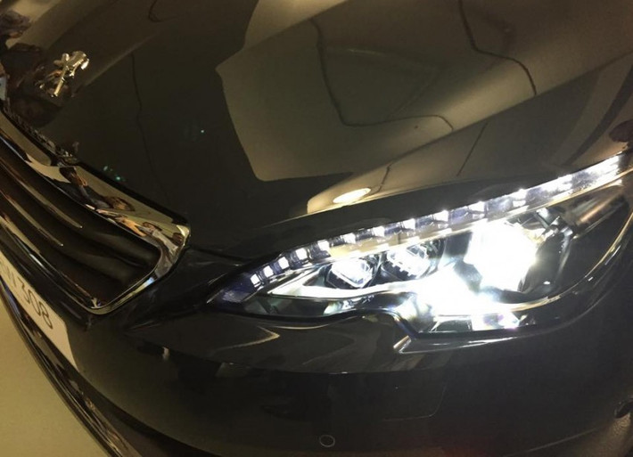 Những thay đổi nổi bật trên 308 gồm đèn pha LED mới và đèn báo rẽ ở phía trước.