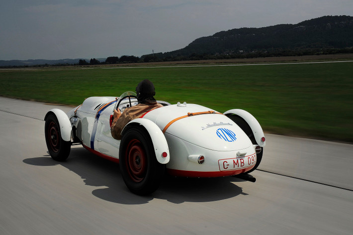 Vào mùa thu năm 1953, Václav Bobek đạt được một kỷ lục tốc độ mới 197.8km/h (122.9mph) với phiên bản 2 máy nén khí, làm cho Skoda 966 Supersport trở thành ô tô có tốc độ nhanh nhất ở Tiệp Khắc tại thời điểm đó.