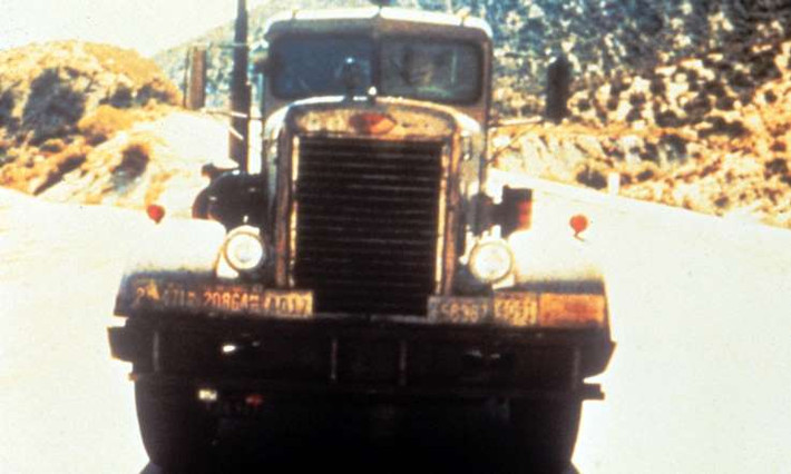Peterbilt 281. "Duel" là bộ phim tuyền hình đầu tay của đạo diễn Steven Spielberg, sau này được phát cả trong các cụm rạp. Bộ phim xoay quanh những phiêu lưu thử thách của một nhân viên chở dầu cùng với chiếc xe Peeterbilt 281.