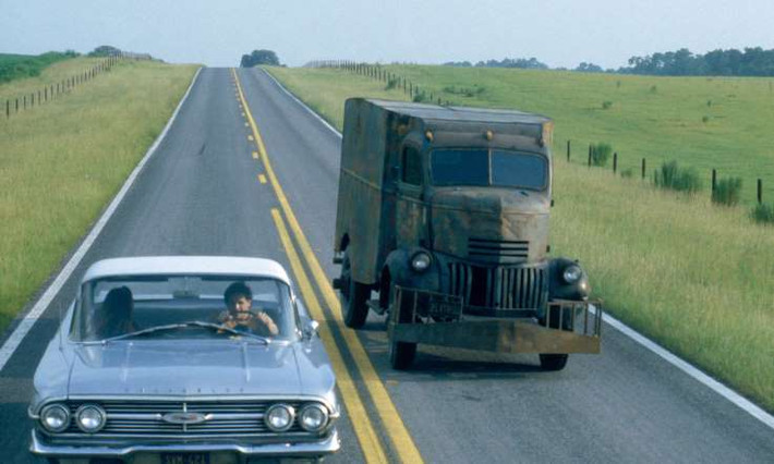 Chevrolet Cabover Truck trong "Jeepers Creepers". Đây là một bộ phim hành động kinh dị, bao gồm vô số tình huống khiến người xem phải rợn người. Bộ phim có sự song hành diễn xuất của bộ đôi Chevrolet và xe tải trên các cung đường tốc độ.