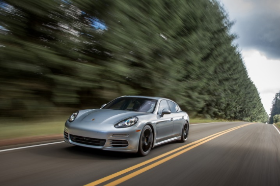 Porsche Panamera 2015: Dù là mẫu sedan cỡ lớn nhưng Panamera vẫn đủ “chất” để lọt vào top 10 sedan sành điệu nhất cho mùa đông năm nay. Xe được trang bị hệ thống Porsche Traction Management (PTM - Hệ thống kiểm soát lực kéo) kết hợp giữa hệ thống truyền động đến các bán và 2 hệ thống kiểm soát lực kéo điện tử, các động cơ dao động từ 310 - 570 mã lực và hộp số tự động 7 cấp.