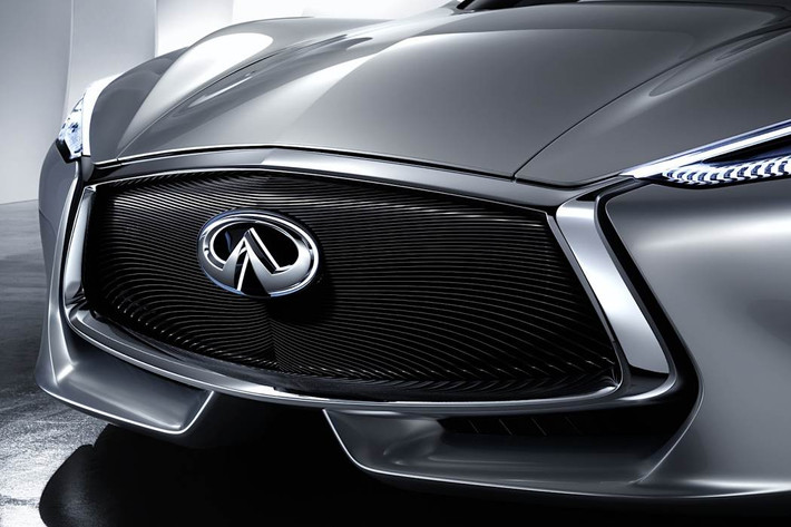 Lưới thoát khí phía mui xe khá rộng, chất liệu hoàn toàn là sợi carbon.