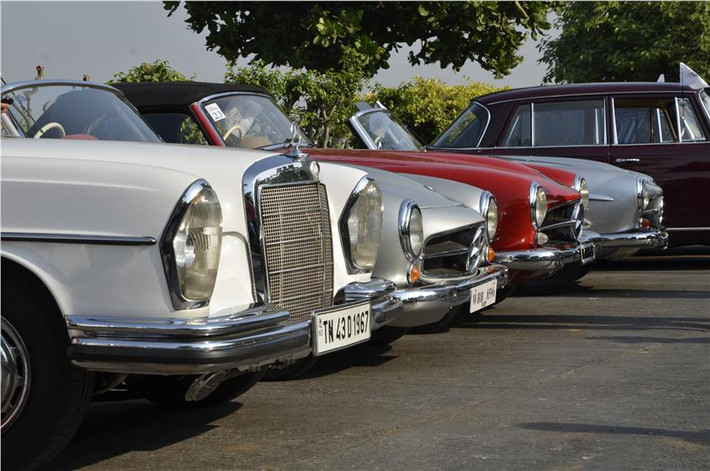 Mercedes-Benz Ấn Độ vừa tổ chức một cuộc diễu hành dành cho những mẫu xe cổ điển tại Mumbai với mục đích kỷ niệm 120 năm thành lập hãng xe và mừng chức vô địch giải Formula 2014.