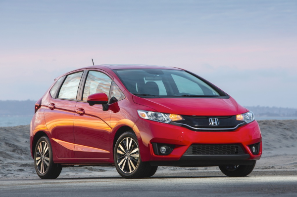 Honda Fit 2015: Hiếm có mẫu xe gia đình cỡ vừa nào có mức giá bình dân tốt hơn Honda Fit. Ưu điểm nổi trội của mẫu xe này là không gian nội thất thoải mái, mui xe cao, công nghệ ghế ngồi Magic Seat hiện đại. Động cơ 1.5 lít 4 xi-lanh giúp xe cực tiết kiệm nhiên liệu. Hộp số tự động cực tiện lợi giúp tài xế dễ dàng điều khiển các mức tốc độ phù hợp với từng địa hình.