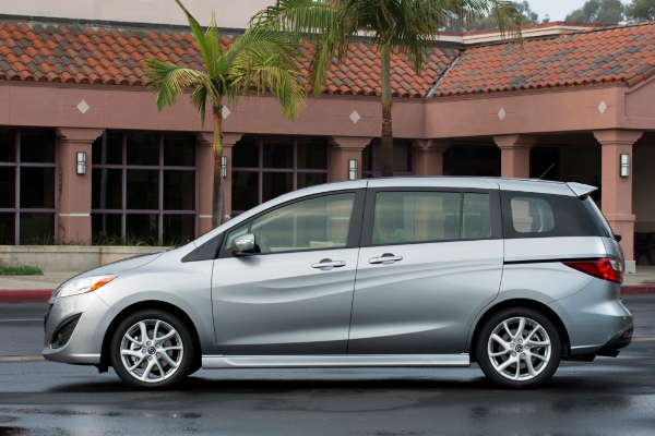 Mazda5 2013: Lợi ích thực tế mà mẫu xe này mang lại khiến đông đảo khách hàng ưa chuộng. Mazda5 có 3 hàng ghế bọc da cao cấp dành cho 6 người ngồi. Xe sử dụng động cơ 2.5 lít 4 xi-lanh tiết kiệm nhiên liệu tối ưu.