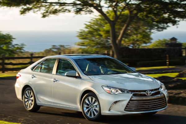 Toyota Camry 2015: Phiên bản 2015 mang đến thị trường ô tô thế giới một làn gió tươi mới khi sở hữu diện mạo mới, thiết kế mới, nội thất mới, hệ thống điều khiển nâng cấp. Động cơ tiết kiệm năng lượng và các tính năng an toàn tuyệt đối giúp Camry 2015 ghi điểm trong mắt khách hàng.