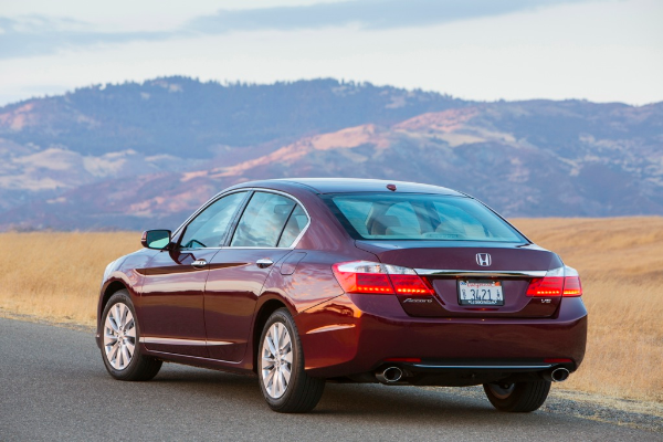 Honda Accord 2015: Đây là mẫu sedan gia đình cỡ vừa luôn được đánh giá cao. Xe có không gian nội thất rộng, tiện ích đầy đủ và công nghệ hiện đại. Trong số các dòng xe cùng phân khúc khác thì Accord 2015 nổi bật hơn hẳn nhờ ưu điểm tiết kiệm nhiên liệu tối ưu. Hệ thống camera chiếu hậu cũng giúp giảm thiểu khả năng gặp tai nạn cho tài xế và hành khách trên xe.