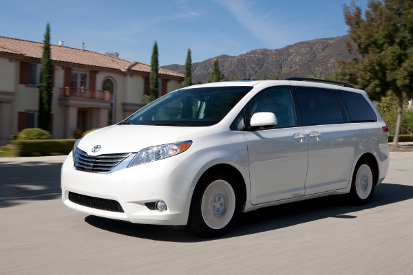 Toyota Sienna 2012: Sienna 2012 được trang bị động cơ tiêu chuẩn V6, sở hữu không gian nội thất rộng, hệ thống khởi dừng tự động, hệ thống âm thanh JBL cao cấp. Đây được đánh giá là mẫu xe gia đình cực sang trọng.