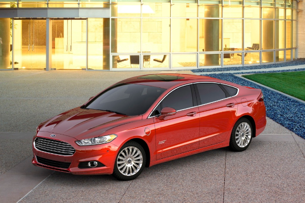 Ford Fusion 2015: Đây là 1 trong những mẫu xe gia đình được ưa chuộng nhất nhờ phong cách thiết kế “bảnh bao”, nội thất rộng rãi, các tính năng và tiện ích cao cấp. Fusion được trang bị các loại động cơ khác nhau tùy thuộc vào từng phiên bản xe, bao gồm động cơ 4 xi-lanh, động cơ lai plug-in. Tính an toàn là ưu điểm được đánh giá cao ở dòng xe này.