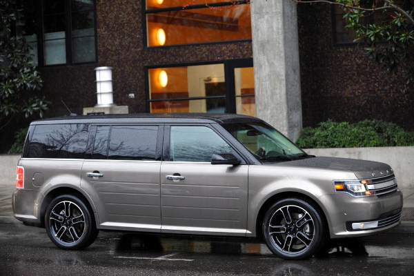 Ford Flex 2013: Flex được xem là dòng xe Ford đáng mua nhất cho những ai đang tìm 1 mẫu xe gia đình có không gian nội thất rộng rãi và thoải mái. Các tính năng tiêu chuẩn như công suất 285 mã lực, động cơ V6, 3 hàng ghế da cao cấp, hệ thống phanh an toàn… khiến Flex 2013 trở thành mẫu xe lý tưởng cho mọi gia đình.