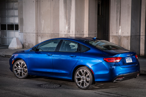 Chrysler 200 2015: Chrysler 200 là 1 trong những mẫu sedan cỡ vừa được nhiều người yêu thích nhất. Không gian nội thất rộng rãi, hệ thống điều khiển chính xác, hệ truyền động lên các trục bánh hiện đại, động cơ tiết kiệm nhiên liệu tối ưu cùng mức giá phải chăng là lý do khiến mẫu xe này “được lòng” nhiều người.