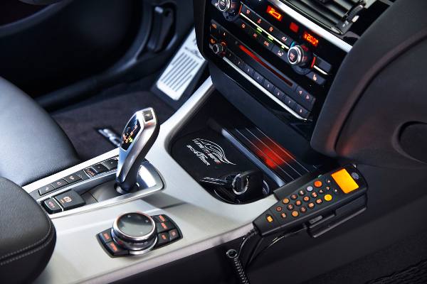 Phiên bản xe cảnh sát của BMW X4 được trang bị hệ thống pedal bằng nhôm, chỗ để chân bằng nhôm, móc chìa khóa bằng nhôm và sàn nhôm được trải thảm nhung.