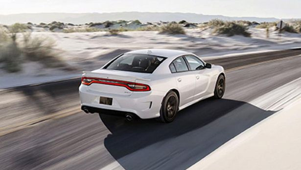 Ngoài các đăc điểm tiêu biểu về nội ngoại thất, phiên bản Charger Hellcat 2015 được đánh giá vận hành êm hơn và tốn ít phí thuế hơn so với các mẫu Challenger.