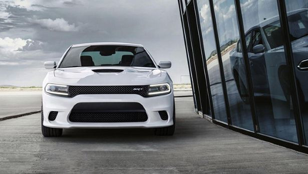 Thiết kế bên ngoài của Dodge Charger Hellcat 2015 được cải tiến “dịu nhẹ” hơn so với các mẫu Challenger đầy thách thức trước kia.