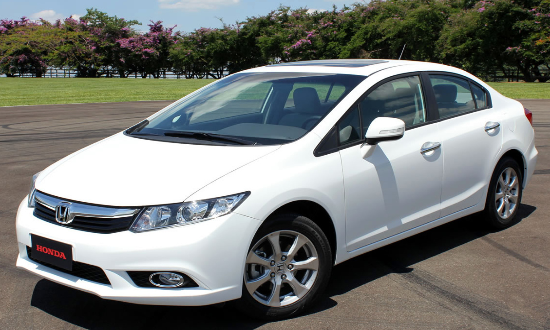 Honda Civic: Dù có vẻ đang bị VW Golf và Ford Focus "ấn át" nhưng Honda Civic vẫn là một trong những dòng xe gia đình cỡ nhỏ tiện lợi nhất. Hiện xe đang được bán với giá 758 triệu đồng.