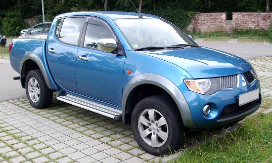 Mitsubishi L200: Mẫu xe này được tung ra thị trường từ năm 2006. Có lẽ đây cũng chính là lý do khiến người dùng không cảm thấy ngạc nhiên khi mức giá của nó hạ thấp đến gần 70 triệu đồng. Xe được trang bị động cơ 2.5L DI-D diesel với công suất 134 mã lực và mô-men xoắn cực đại 314Nm. Nội thất xe có đầy đủ Bluetooth, ABS, cổng USB...