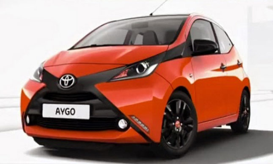 Toyota Aygo: Xe được trang bị động cơ 3 xi-lanh. Khi mua mẫu xe này, bạn sẽ nhận được miễn phí một năm đóng bảo hiểm xe.
