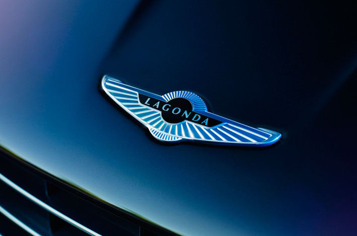 Logo Lagonda chất liệu nhôm trắng cố định tại vị trí truyền thống - đầu mui xe.