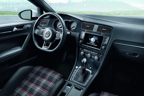 Bên trong khoang lái của Golf GTI MK7 là ghế bọc vải sọc ca-rô, vô-lăng mới, trần xe và toàn bộ nội thất màu đen, cùng những đường chỉ khâu màu đỏ nổi bật.