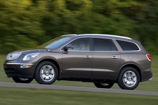 Buick Enclave 2008-2012: Tuy có mức giá chỉ dưới 25.000 USD nhưng mẫu xe này lại được trang bị hệ truyền lực cao cấp, động cơ V6 mạnh mẽ, hệ thống đèn pha trước bi-xenon, bánh xe hợp kim 19 inch, hệ thống điều hòa tự động tri-zone, kết nối Bluetooth.