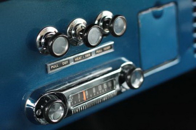 Bên trong khoang lái được trang bị radio, đầu chạy cát-sét với các nút điều chỉnh rất cổ điển.