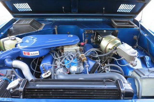 Xe vận hành bởi động cơ Windsor V8 4.9L sản sinh công suất lên tới 205 mã lực. Xe còn được trang bị hộp số tự động 3 cấp.