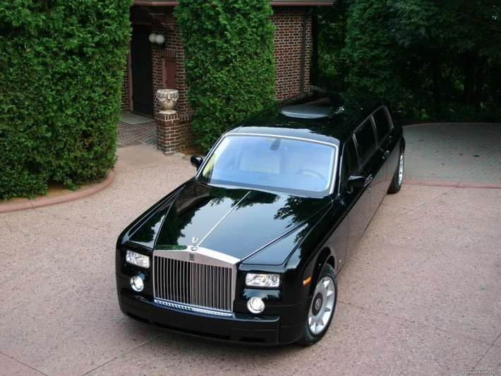 Rolls-Royce Phantom Limo xuất hiện tại Trung Quốc với trị giá khoảng 3,8 triệu USD. Phantom Limo được trang bị lớp áo giáp chống đạn và một không gian rộng, trang bị đầy đủ các tính năng cao cấp của một chiếc Rolls-Royce. Xe vận hành với động cơ V12 6.8 lít có khả năng sản sinh công suất 432 mã lực.