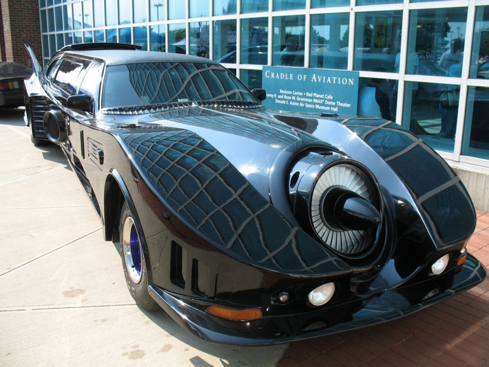 Batmobile Limousine giá 4,2 triệu USD là mẫu xe hoàn hảo dành cho các tỉ phú tương lai. Nó được chế tạo vào năm 2012 với tất cả các tính năng và các tiện ích mà Batman sử dụng trong series phim Tim Burton Batman bao gồm tên lửa , các ejecting phía trước và bánh sau. Chiếc xe được trang bị một động cơ phản lực V8 Corvette