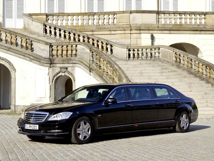 Mercedes-Benz S-600 Pullman đã được trưng bày tại các triển lãm xe hơi khác nhau trên thế giới và dự kiến được chính thức ra mắt năm 2015. Nó được thiết kế như một sự thay thế cho Maybach 62. S-600 Pullman là một chiếc limo có khả năng chống lại tiếng súng và chất nổ hạng nhẹ. Giá của chiếc xe tuyệt vời này ở mức 1 triệu USD.
