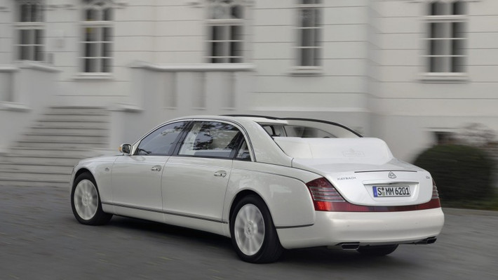 Maybach là một trong những thương hiệu xe hơi sang trọng phổ biến nhất trong năm 1920. Xe được trang bị động cơ 62S V12, công suất 612 mã lực. Mặc dù không phải là một chiếc "strecth" limousine, nó vẫn có giá khoảng 1,4 triệu USD.