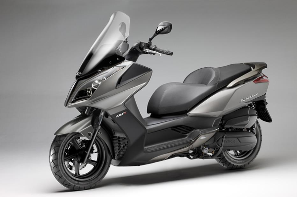 Kymco Super Dink 125: Ấn tượng đầu tiên khi nhìn vào mẫu xe này là thiết kế mang phong cách thân thiện và thời trang với đôi đèn pha halogen siêu ấn tượng và đôi vành đúc hợp kim 6 chấu. Bên cạnh đó, xe còn sở hữu động cơ 4 thì xi-lanh đơn dung tích 125 phân khối làm mát bằng gió cho phép tăng tốc nhanh chóng.