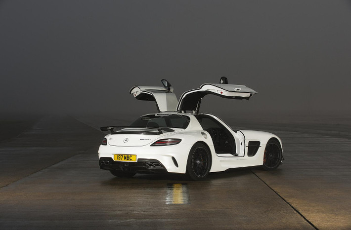 Mercedes-Benz SLS AMG Black hút mắt ngay từ ngoại hình quá đỗi quyến rũ.