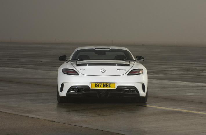 Bộ phận cánh gió phía sau và bộ Aero được cải tiến cho phép SLS AMG Black có thể đạt tốc độ tối đa lên đến 315km/h mà vẫn vận hành cực an toàn.