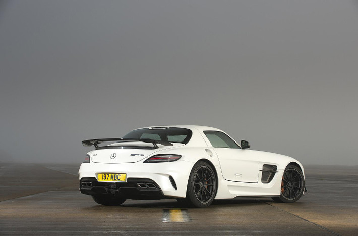 So với những chiếc xe tiêu chuẩn, phiên bản SLS AMG Black này được trang bị khá nhiều cải tiến về mặt công nghệ.